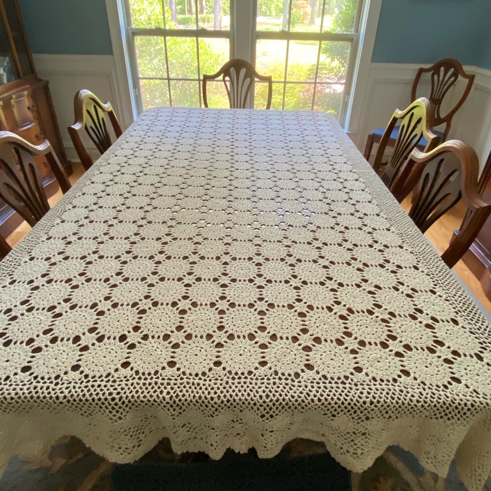 Sophisticated White Table Linens with Intricate Patterns